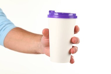 İnsan eli plastik kapaklı boş bir kahve fincanı tutar. Tek kullanımlık fincana çay ya da kahve konsepti. Metin veya logo için yeri ve yeri kopyala. Beyaz bir arkaplanda izole edilmiş