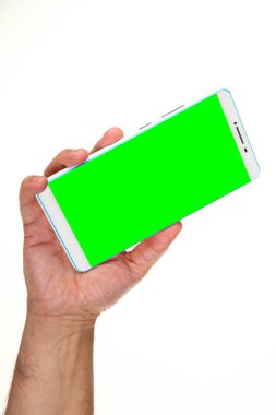 İnsan eli, avucunda boş bir krom ekran olan modern bir akıllı telefonu tutar. Teknoloji ve reklam kavramı. Ayrıntılı yakın çekim stüdyo çekimi soyut beyaz arka planda izole