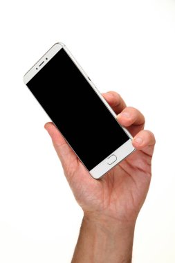İnsan eli, avucunda boş bir krom ekran olan modern bir akıllı telefonu tutar. Teknoloji ve reklam kavramı. Ayrıntılı yakın çekim stüdyo çekimi soyut beyaz arka planda izole