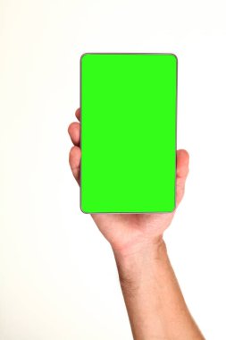 İnsan eli, avucunda boş bir krom ekran olan modern bir akıllı telefonu tutar. Teknoloji ve reklam kavramı. Ayrıntılı yakın çekim stüdyo çekimi soyut beyaz arka planda izole