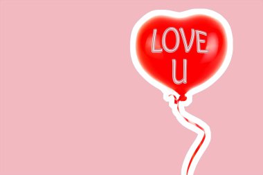 Kırmızı lastik şişme kalp şeklinde balon. Aşk, ilişki, sevgililer günü ve doğum günü kutlaması konsepti. Boş kopya alanı olan dergi tarzı moda kolajı
