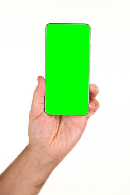 İnsan eli, avucunda boş bir krom ekran olan modern bir akıllı telefonu tutar. Teknoloji ve reklam kavramı. Ayrıntılı yakın çekim stüdyo çekimi soyut beyaz arka planda izole