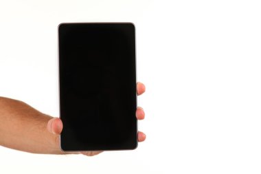 İnsan eli, avucunda boş bir krom ekran olan modern bir akıllı telefonu tutar. Teknoloji ve reklam kavramı. Ayrıntılı yakın çekim stüdyo çekimi soyut beyaz arka planda izole