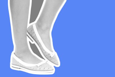 Bayan giysi ayakkabısı. Düşük deri ayakkabılar giyen uzun ince kadın bacakları. Fotokopi alanı olan moda modeli. Klasik ve günlük kıyafet konsepti. Detaylı yakın çekim stüdyo çekimi Magazin tarzı moda kolajı