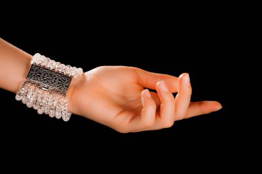 Güzel bir el yapımı mücevher bileziği. Renkli parlak boncuklar ve nötr manikürlü gevşek bir kadın bileği. Moda ve el işi aksesuarları. Yumuşak seçici odaklı yakın plan