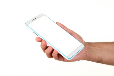 İnsan eli, avucunda boş bir krom ekran olan modern bir akıllı telefonu tutar. Teknoloji ve reklam kavramı. Ayrıntılı yakın çekim stüdyo çekimi soyut beyaz arka planda izole