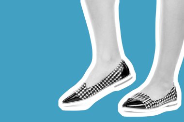 Bayan giysi ayakkabısı. Düşük deri ayakkabılar giyen uzun ince kadın bacağı. Fotokopi alanı olan moda modeli. Klasik ve günlük kıyafet konsepti. Ayrıntılı yakın çekim stüdyo çekimi. Dergi tarzı moda kolajı