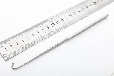 Çelik cerrahi aletler ve laboratuvar ekipmanları beyaz arka planda izole edilmiş. Profesyonel klinik aletleri. Tıbbi, cerrahi, ambulans ve veteriner konsepti. Yumuşak seçici odaklı yakın plan