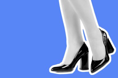 Bayan giysi ayakkabısı. Uzun ince kadın bacakları yüksek topuklu ayakkabı giyer. Fotokopi alanı olan moda modeli. Klasik ve günlük kıyafet konsepti. Ayrıntılı yakın çekim stüdyo çekimi. Dergi tarzı moda kolajı