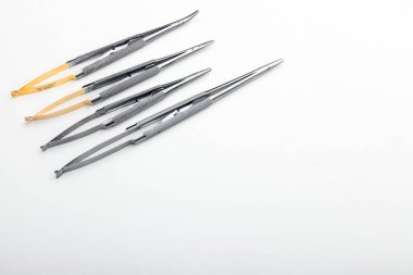 Çelik cerrahi aletler ve laboratuvar ekipmanları beyaz arka planda izole edilmiş. Profesyonel klinik aletleri. Tıbbi, cerrahi, ambulans ve veteriner konsepti. Yumuşak seçici odaklı yakın plan