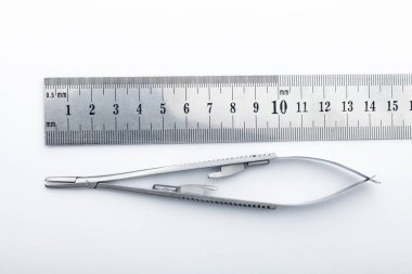 Çelik cerrahi aletler ve laboratuvar ekipmanları beyaz arka planda izole edilmiş. Profesyonel klinik aletleri. Tıbbi, cerrahi, ambulans ve veteriner konsepti. Yumuşak seçici odaklı yakın plan