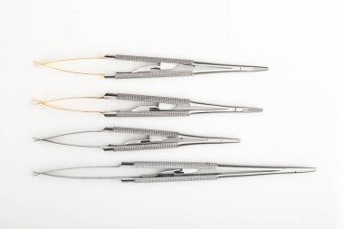 Çelik cerrahi aletler ve laboratuvar ekipmanları beyaz arka planda izole edilmiş. Profesyonel klinik aletleri. Tıbbi, cerrahi, ambulans ve veteriner konsepti. Yumuşak seçici odaklı yakın plan