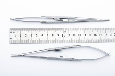 Çelik cerrahi aletler ve laboratuvar ekipmanları beyaz arka planda izole edilmiş. Profesyonel klinik aletleri. Tıbbi, cerrahi, ambulans ve veteriner konsepti. Yumuşak seçici odaklı yakın plan