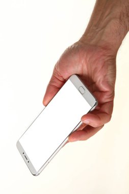 İnsan eli, avucunda boş bir krom ekran olan modern bir akıllı telefonu tutar. Teknoloji ve reklam kavramı. Ayrıntılı yakın çekim stüdyo çekimi soyut beyaz arka planda izole