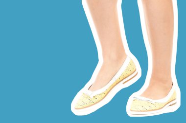 Bayan giysi ayakkabısı. Düşük deri ayakkabılar giyen uzun ince kadın bacakları. Fotokopi alanı olan moda modeli. Klasik ve günlük kıyafet konsepti. Ayrıntılı yakın çekim stüdyo çekimi. Dergi tarzı moda kolajı