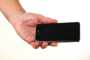 İnsan eli, avucunda boş bir krom ekran olan modern bir akıllı telefonu tutar. Teknoloji ve reklam kavramı. Ayrıntılı yakın çekim stüdyo çekimi soyut beyaz arka planda izole