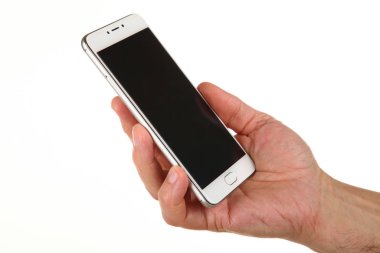 İnsan eli, avucunda boş bir krom ekran olan modern bir akıllı telefonu tutar. Teknoloji ve reklam kavramı. Ayrıntılı yakın çekim stüdyo çekimi soyut beyaz arka planda izole