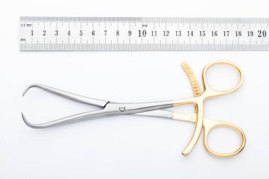 Çelik cerrahi aletler ve laboratuvar ekipmanları beyaz arka planda izole edilmiş. Profesyonel klinik aletleri. Tıbbi, cerrahi, ambulans ve veteriner konsepti. Yumuşak seçici odaklı yakın plan