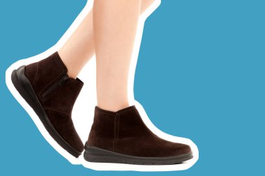 Bayan giysi ayakkabısı. Düşük deri ayakkabılar giyen uzun ince kadın bacağı. Fotokopi alanı olan moda modeli. Klasik ve günlük kıyafet konsepti. Ayrıntılı yakın çekim stüdyo çekimi. Dergi tarzı moda kolajı