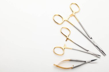 Çelik cerrahi aletler ve laboratuvar ekipmanları beyaz arka planda izole edilmiş. Profesyonel klinik aletleri. Tıbbi, cerrahi, ambulans ve veteriner konsepti. Yumuşak seçici odaklı yakın plan