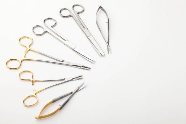 Çelik cerrahi aletler ve laboratuvar ekipmanları beyaz arka planda izole edilmiş. Profesyonel klinik aletleri. Tıbbi, cerrahi, ambulans ve veteriner konsepti. Yumuşak seçici odaklı yakın plan