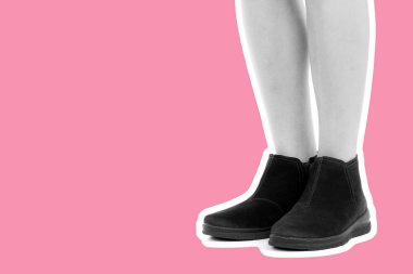 Bayan giysi ayakkabısı. Uzun ince dişinin bacakları düşük deri ayakkabı giyer. Fotokopi alanı olan moda modeli. Klasik ve günlük kıyafet konsepti. Ayrıntılı yakın çekim stüdyo çekimi. Dergi tarzı moda kolajı