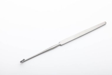 Çelik cerrahi aletler ve laboratuvar ekipmanları beyaz arka planda izole edilmiş. Profesyonel klinik aletleri. Tıbbi, cerrahi, ambulans ve veteriner konsepti. Yumuşak seçici odaklı yakın plan