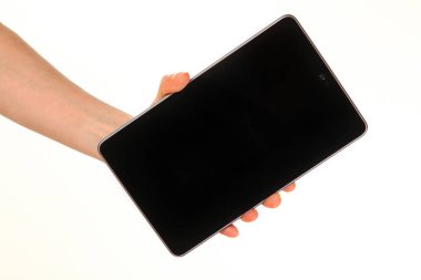 İnsan eli, avucunda boş bir krom ekran olan modern bir akıllı telefonu tutar. Teknoloji ve reklam kavramı. Ayrıntılı yakın çekim stüdyo çekimi soyut beyaz arka planda izole