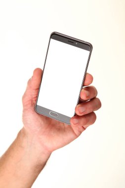 İnsan eli, avucunda boş bir krom ekran olan modern bir akıllı telefonu tutar. Teknoloji ve reklam kavramı. Ayrıntılı yakın çekim stüdyo çekimi soyut beyaz arka planda izole
