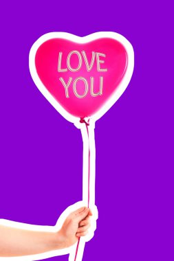 Kadın eli kırmızı kauçuk, şişme kalp şeklinde balon tutuyor. Aşk, ilişki, sevgililer günü ve doğum günü kutlaması konsepti. Boş kopya alanı olan dergi tarzı moda kolajı