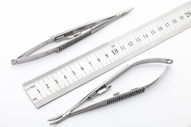 Çelik cerrahi aletler ve laboratuvar ekipmanları beyaz arka planda izole edilmiş. Profesyonel klinik aletleri. Tıbbi, cerrahi, ambulans ve veteriner konsepti. Yumuşak seçici odaklı yakın plan