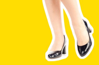 Bayan giysi ayakkabısı. Yüksek topuklu ayakkabı giyen uzun ince kadın bacakları. Fotokopi alanı olan moda modeli. Klasik ve günlük kıyafet konsepti. Ayrıntılı yakın çekim stüdyo çekimi. Dergi tarzı moda kolajı