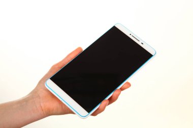 İnsan eli, avucunda boş bir krom ekran olan modern bir akıllı telefonu tutar. Teknoloji ve reklam kavramı. Ayrıntılı yakın çekim stüdyo çekimi soyut beyaz arka planda izole