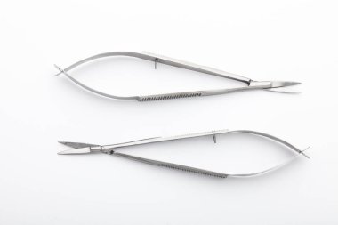 Çelik cerrahi aletler ve laboratuvar ekipmanları beyaz arka planda izole edilmiş. Profesyonel klinik aletleri. Tıbbi, cerrahi, ambulans ve veteriner konsepti. Yumuşak seçici odaklı yakın plan