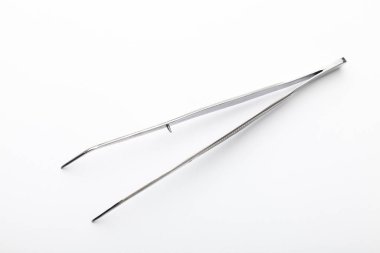 Çelik cerrahi aletler ve laboratuvar ekipmanları beyaz arka planda izole edilmiş. Profesyonel klinik aletleri. Tıbbi, cerrahi, ambulans ve veteriner konsepti. Yumuşak seçici odaklı yakın plan