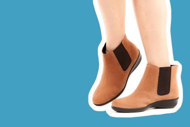 Bayan giysi ayakkabısı. Düşük deri ayakkabılar giyen uzun ince kadın bacakları. Fotokopi alanı olan moda modeli. Klasik ve günlük kıyafet konsepti. Ayrıntılı yakın çekim stüdyo çekimi. Dergi tarzı moda kolajı