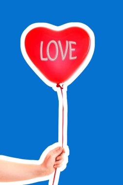 Kadın eli kırmızı kauçuk, şişme kalp şeklinde balon tutuyor. Aşk, ilişki, sevgililer günü ve doğum günü kutlaması konsepti. Boş kopya alanı olan dergi tarzı moda kolajı