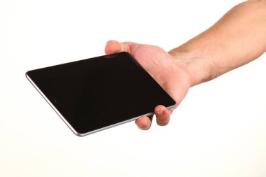 İnsan eli, avucunda boş bir krom ekran olan modern bir akıllı telefonu tutar. Teknoloji ve reklam kavramı. Ayrıntılı yakın çekim stüdyo çekimi soyut beyaz arka planda izole