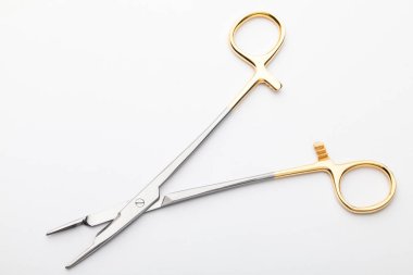 Çelik cerrahi aletler ve laboratuvar ekipmanları beyaz arka planda izole edilmiş. Profesyonel klinik aletleri. Tıbbi, cerrahi, ambulans ve veteriner konsepti. Yumuşak seçici odaklı yakın plan