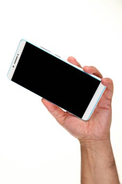 İnsan eli, avucunda boş bir krom ekran olan modern bir akıllı telefonu tutar. Teknoloji ve reklam kavramı. Ayrıntılı yakın çekim stüdyo çekimi soyut beyaz arka planda izole