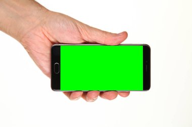 İnsan eli, avucunda boş bir krom ekran olan modern bir akıllı telefonu tutar. Teknoloji ve reklam kavramı. Ayrıntılı yakın çekim stüdyo çekimi soyut beyaz arka planda izole