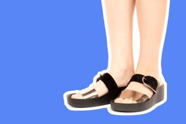 Bayan giysi ayakkabısı. Deri sandalet giyen uzun ince kadın bacakları. Fotokopi alanı olan moda modeli. Klasik ve günlük kıyafet konsepti. Detaylı yakın çekim stüdyo çekimi Magazin tarzı moda kolajı