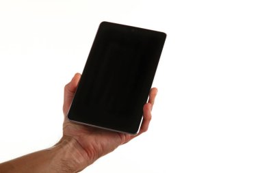 İnsan eli, avucunda boş bir krom ekran olan modern bir akıllı telefonu tutar. Teknoloji ve reklam kavramı. Ayrıntılı yakın çekim stüdyo çekimi soyut beyaz arka planda izole