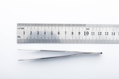 Çelik cerrahi aletler ve laboratuvar ekipmanları beyaz arka planda izole edilmiş. Profesyonel klinik aletleri. Tıbbi, cerrahi, ambulans ve veteriner konsepti. Yumuşak seçici odaklı yakın plan