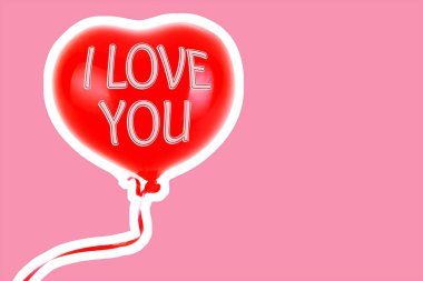 Kırmızı lastik şişme kalp şeklinde balon. Aşk, ilişki, sevgililer günü ve doğum günü kutlaması konsepti. Boş kopya alanı olan dergi tarzı moda kolajı