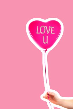 Kadın eli kırmızı kauçuk, şişme kalp şeklinde balon tutuyor. Aşk, ilişki, sevgililer günü ve doğum günü kutlaması konsepti. Boş kopya alanı olan dergi tarzı moda kolajı
