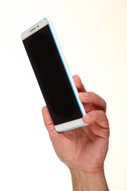 İnsan eli, avucunda boş bir krom ekran olan modern bir akıllı telefonu tutar. Teknoloji ve reklam kavramı. Ayrıntılı yakın çekim stüdyo çekimi soyut beyaz arka planda izole