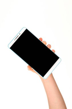 İnsan eli, avucunda boş bir krom ekran olan modern bir akıllı telefonu tutar. Teknoloji ve reklam kavramı. Ayrıntılı yakın çekim stüdyo çekimi soyut beyaz arka planda izole