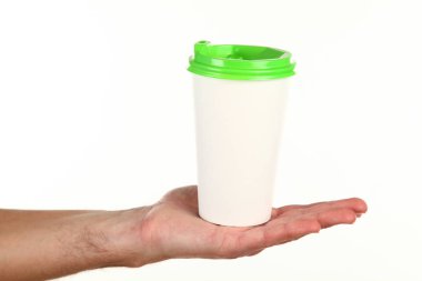 İnsan eli plastik kapaklı boş bir kahve fincanı tutar. Tek kullanımlık fincana çay ya da kahve konsepti. Metin veya logo için yeri ve yeri kopyala. Beyaz bir arkaplanda izole edilmiş