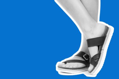 Bayan giysi ayakkabısı. Deri sandalet giyen uzun ince kadın bacakları. Fotokopi alanı olan moda modeli. Klasik ve günlük kıyafet konsepti. Detaylı yakın çekim stüdyo çekimi Magazin tarzı moda kolajı